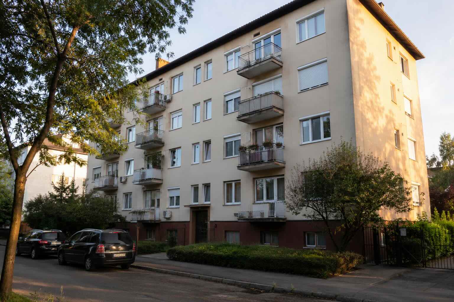 Társasházi lakóépület napfényben
